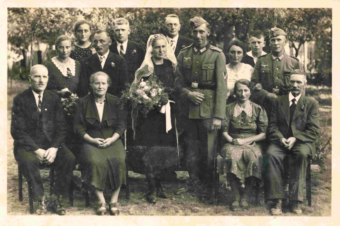 Hochzeitsgesellschaft der Ida Zambo (OW 58 / Unterwarterstraße 9) und des Soldaten Hans Schmidt