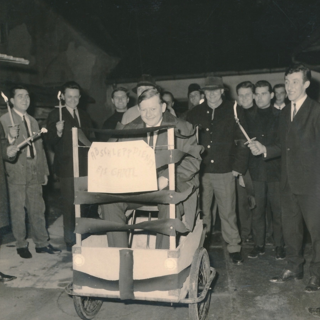 "Abschleppdienst Eisgartl" - Gruppenbild vom Polterabend von Helmut Samer mit den Freunden vom Cafe Rummel ("Sani") - Kiss/Seper/Horvath/Vörös/Hegedüs/Draschkowitz/Wagner/Jungschlager/Steurer