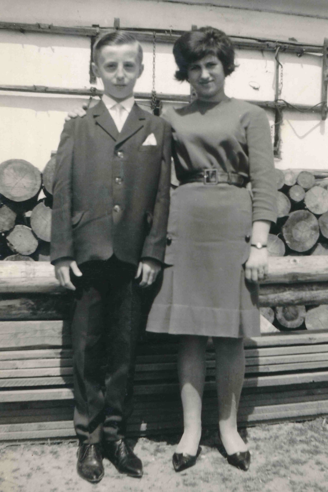 Anlässlich der Konfirmation: Alexander mit Schwester Julianna Baliko - Johann Straußgasse 46