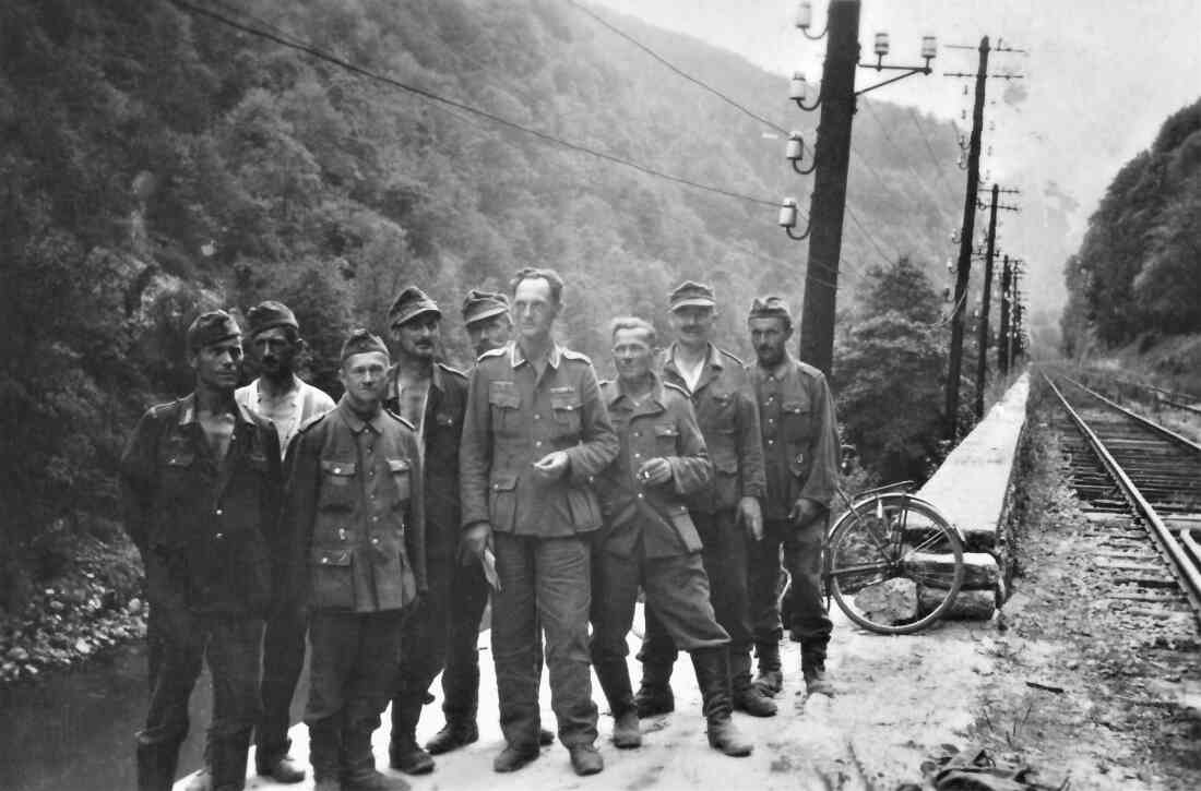 II. Weltkrieg: Ludwig (Lajos) Osvald (*1898/+1985) inmitten von Kriegkameraden