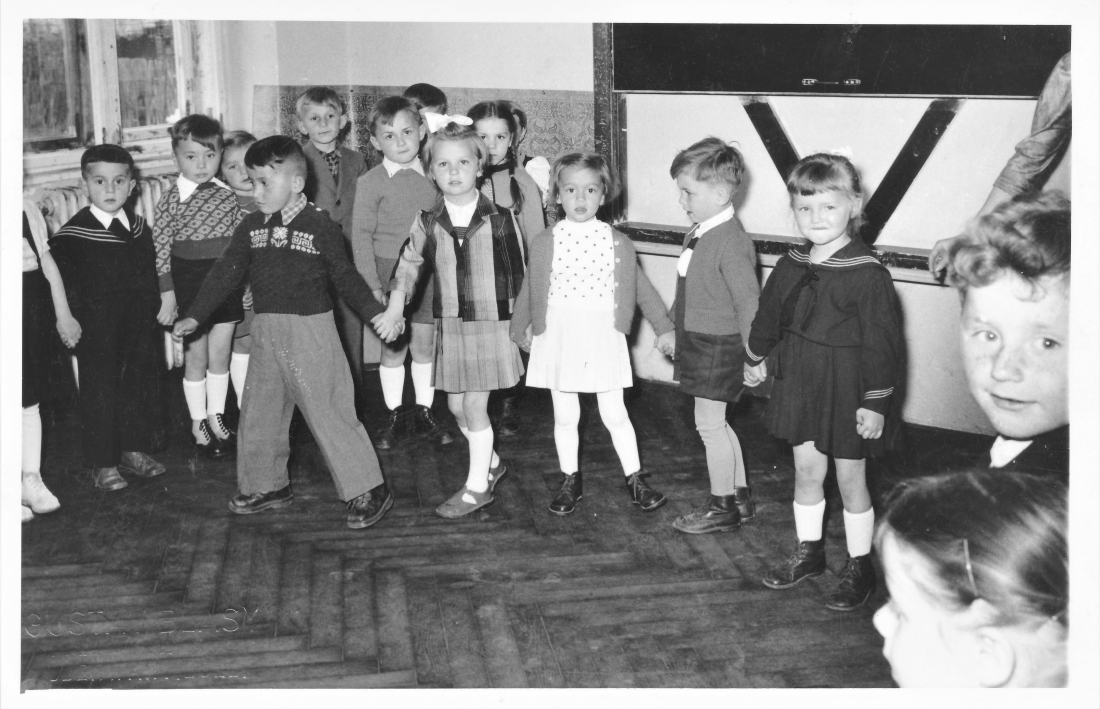Gruppe des städtischen Kindergartens - wahrscheinlich noch in der Baracke neben dem ASKÖ-Sportplatz
