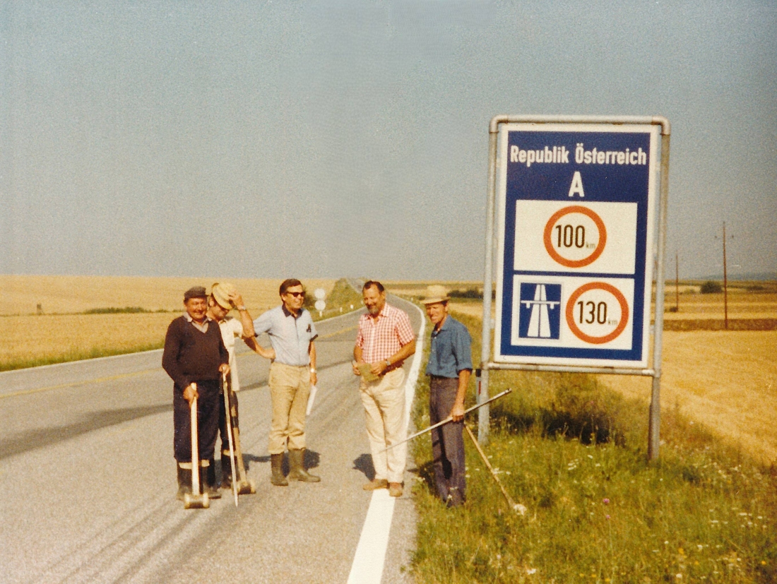 Finanzbeamter Ing. Hans Taucher (mit Sonnenbrille) bei Parifizierungen im Bereich des Grenzübergangs Schachendorf