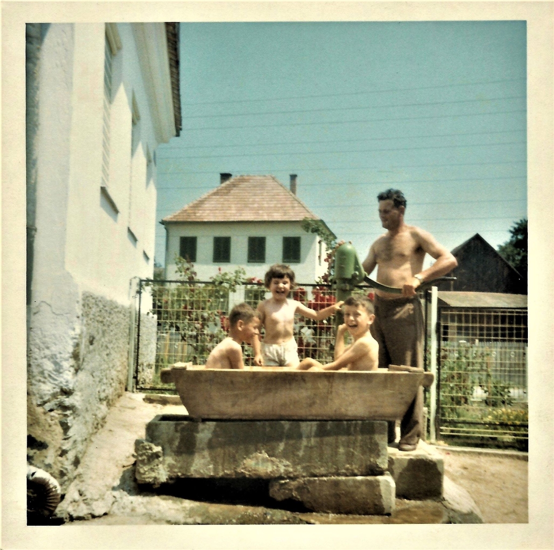 Badevergnügen im Waschtrog vor dem Brunnen: Hause Mohat (Wiesengasse 40 / Rechte Bachgasse 67)