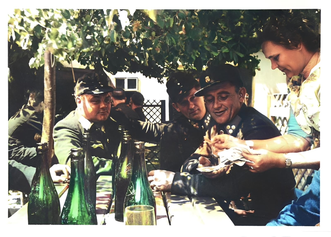 Nach einem Feuerwehrtreffen: der gemütliche Teil in einer Buschenschank