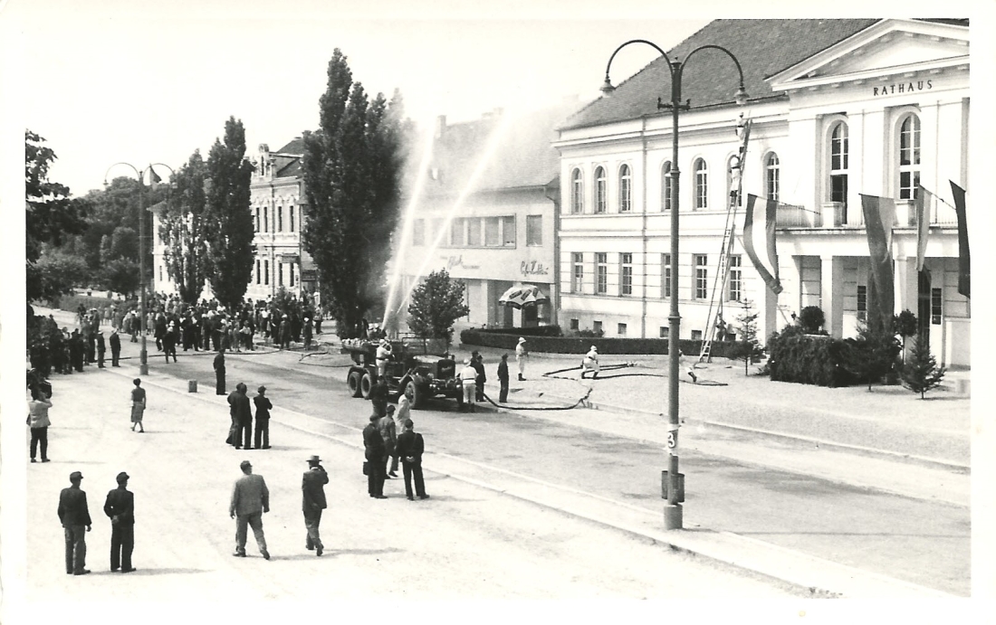 Freiwillige Feuerwehr: Übung vor dem Rathaus anlässlich des 6. Bgld. Landes-Feuerwehrtags in Oberwart
