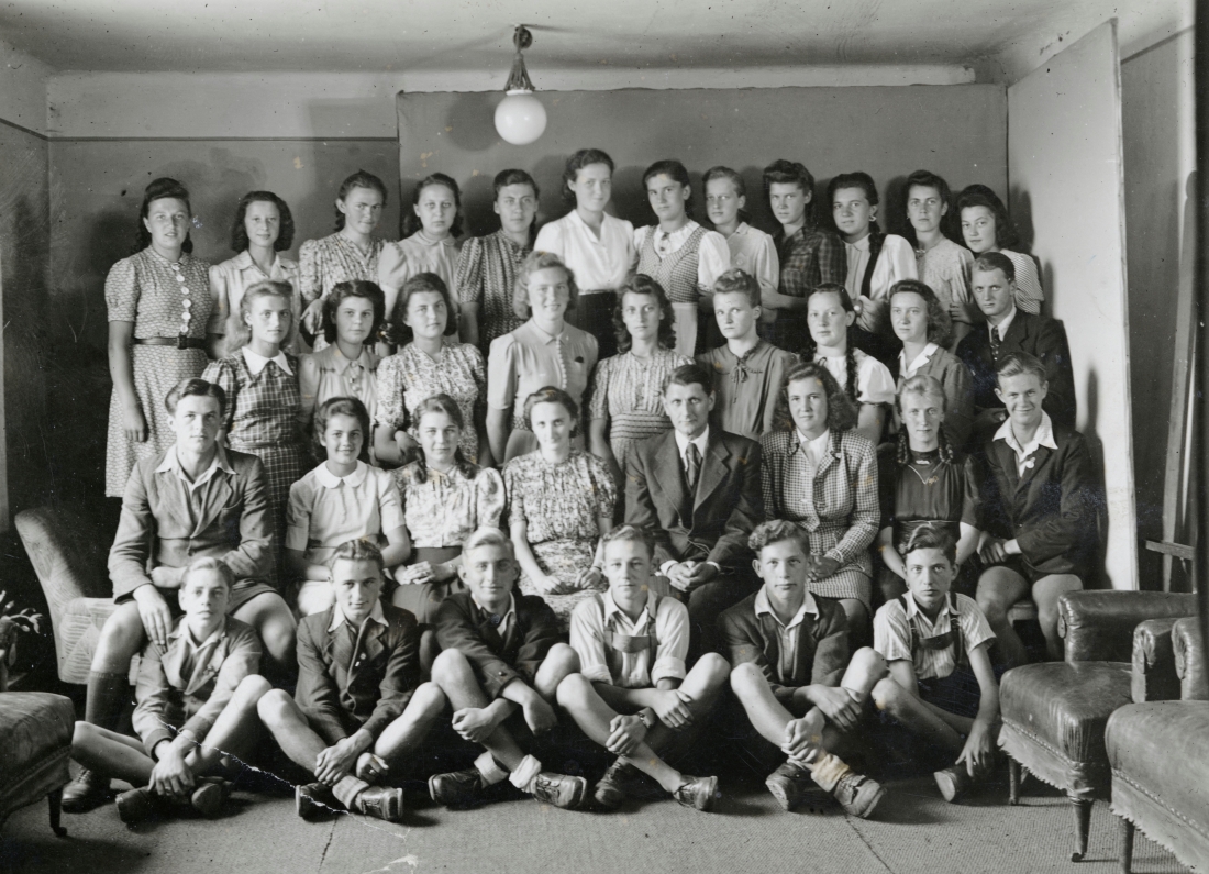 SchülerInnen und LehrerInnen der oberwarter Wirtschaftsschule mit Dir. Dkfm. Josef Lehmacher