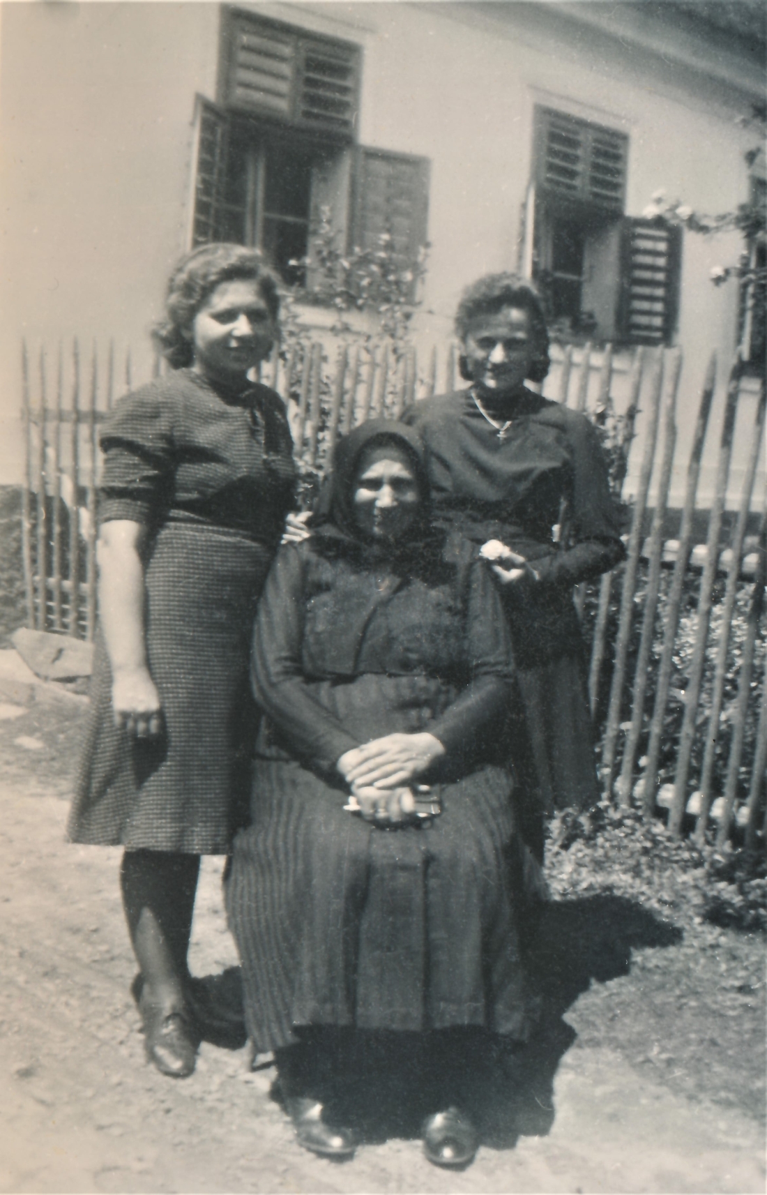 St. Martin: v.l. Maria Kern (ver. Schuch, *1921), Theresia Garber (geb. Mirtl, *1893/+1986), Gisela Garber (verh. Bernhard, *1927)