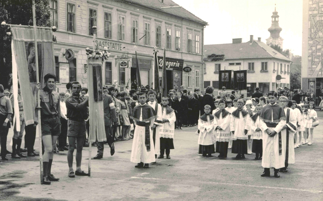 Röm. kath. Pfarre - Primiz von Julius Dirnbeck: Empfang am Hauptplatz am Tag der Primiz dem 5. Juli 1964 - Polster/Klimek/Seper/Adorjan/Fuith/Wagner/Seper/Gilschwert/Erdely/Csernaczky/Farkas