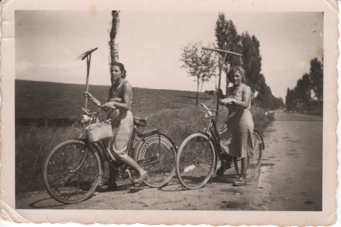 Gisela Adorjan und ihre jüngere Schwester Anna, mit dem Fahrrad in Oberwart unterwegs - Original "Gisela Adorjan and her younger sister Anna Adorjan biking through Oberwart"
