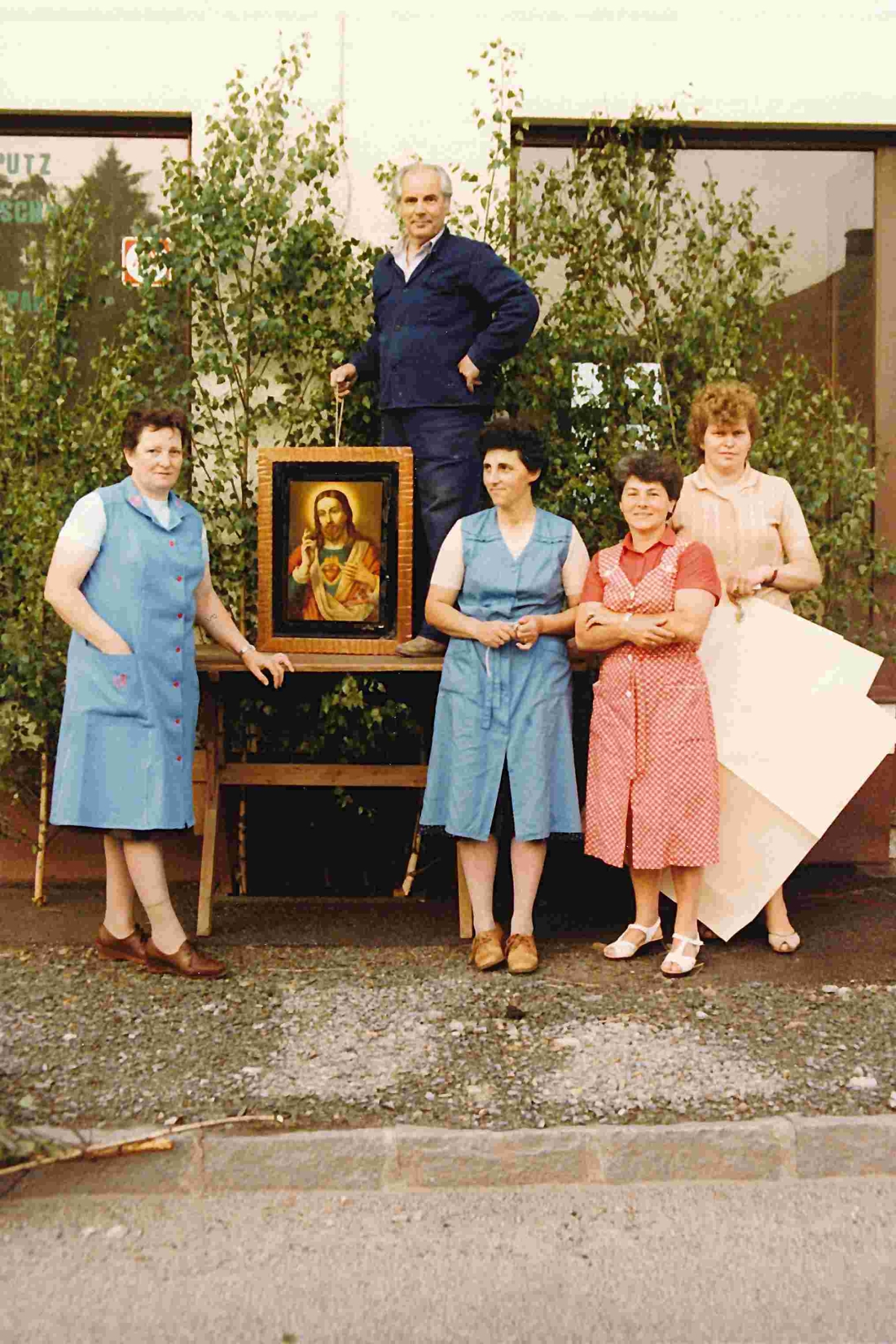 Röm. kath. Pfarre: Fronleichnamsprozession - Vorbereitung des Altars vor dem Haus Arth (Steinamangererstraße 68) - Langer/Miertl/Krutzler/Wagner/Szabo