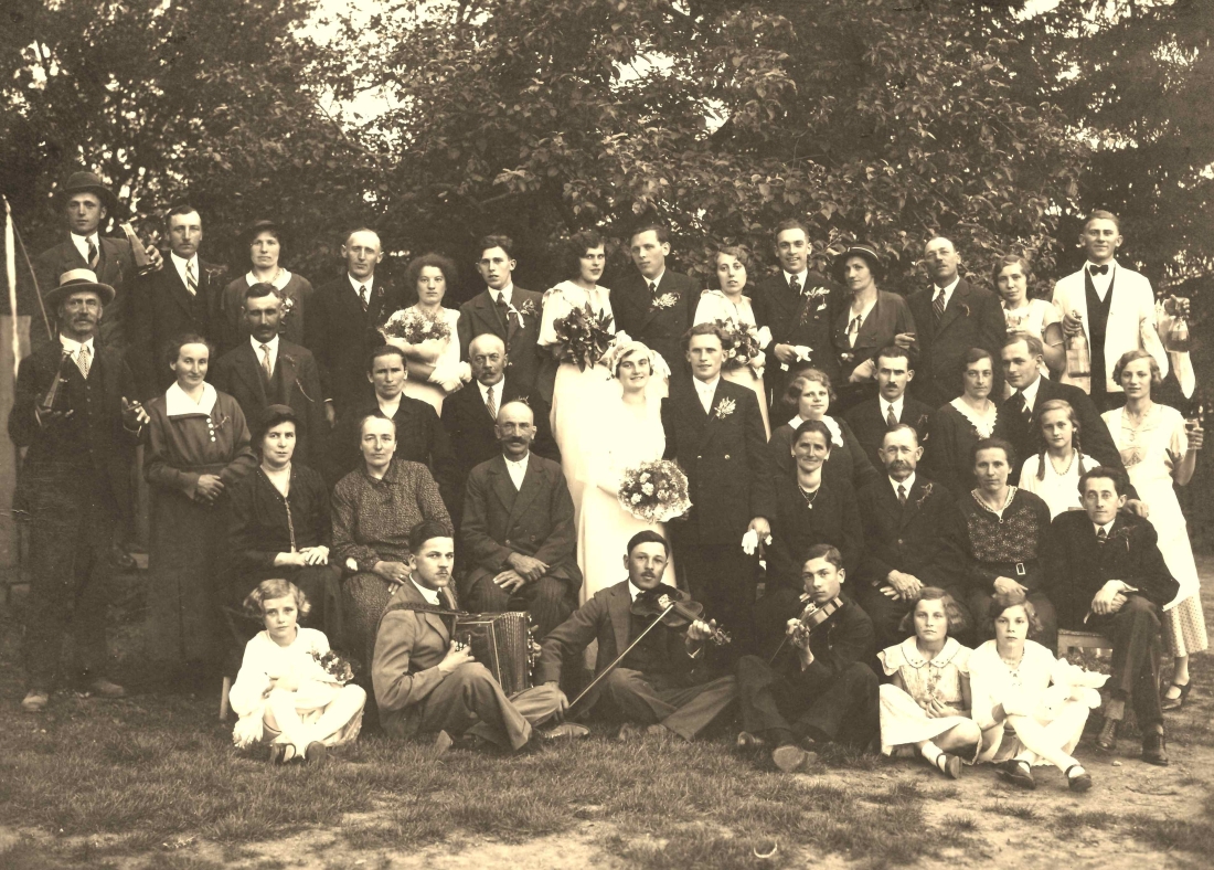 Die Hochzeitsgesellschaft der Hochzeit Alexander Wilkowitsch (1911/+1939) und Maria Hicke (*1914/+2002) - Gangoly/Wölfel/Asboth