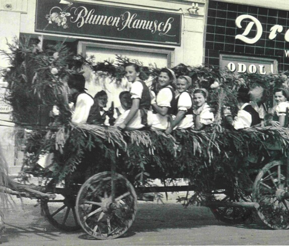 Wagen des Gasthauses Kantor anlässlich des Erntedankumzuges vor dem Haus Hauptplatz 11