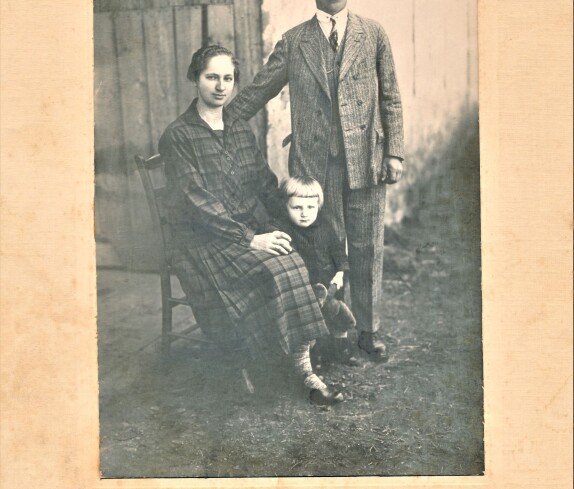 Die Eltern Lidia Osvald (geb. Imre, *1905/+1989) und Alexander Osvald (*1896/+1981) mit dem Sohn Alexander (*1927/+2016) - Mühlgassse 24