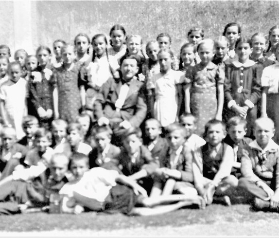 Reformierte Pfarrgemeinde: Pfarrer Julius Faber Kovacs (*1910/+1954) mit SchülernInnen der ref. Schule