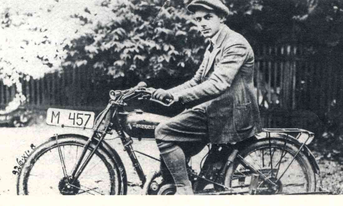 Karl Heigl (*1903) auf seinem Motorrad