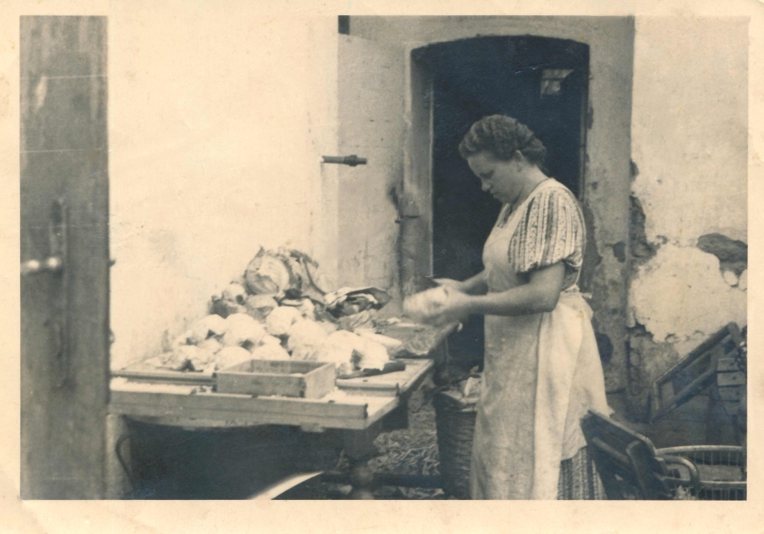 Ida Schober (*1906/+1988) beim Krautputzen im Gasthof Neubauer "Zum Jägerhorn" - OW 144 / Hauptplatz 11