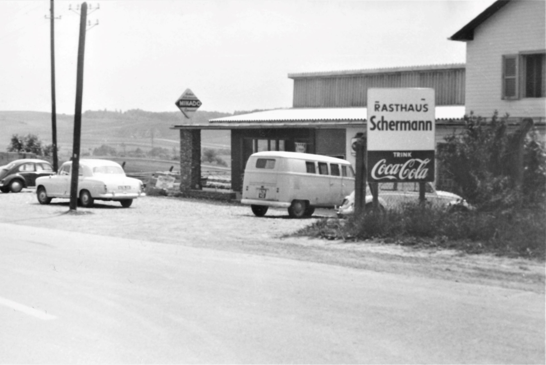 Rasthaus Schermann (Grazerstraße 155): Ansicht gegen Osten mit Parkplatz