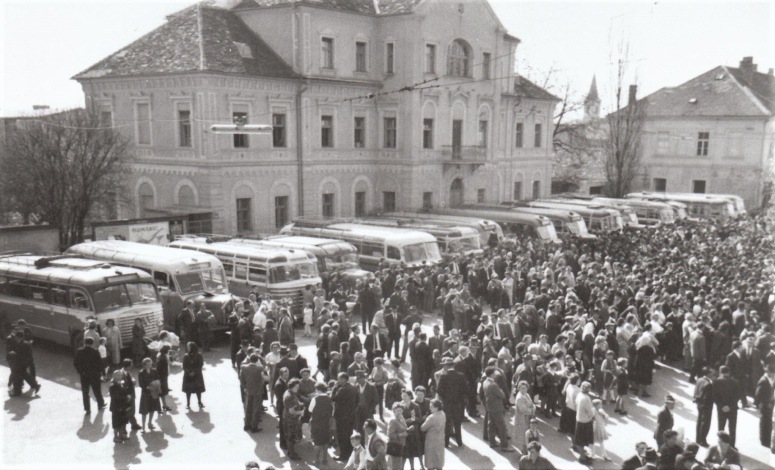 Südburg: Parade verschiedener Südburgbusse im Zuge des Besuchs von Bundespräsidenten Dr. Adolf Schärf am Hauptplatz