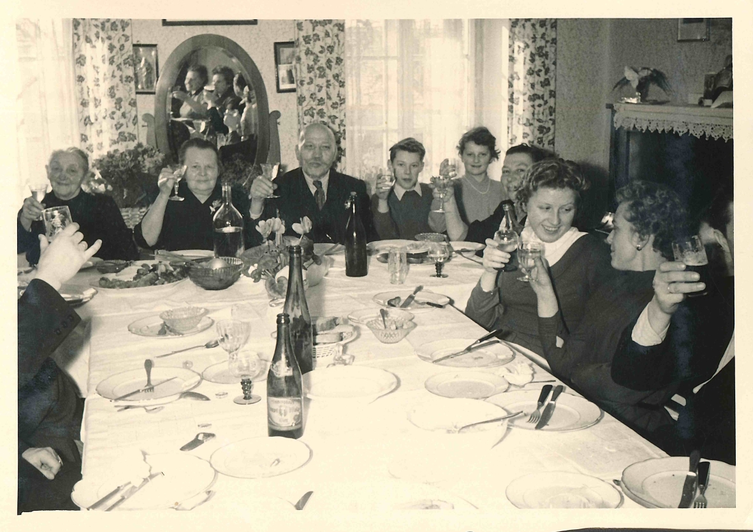 Festessen im Haus Kasper anlässlich der Goldenen Hochzeit von Josef Kasper (Sattler und Tapezierer; *1882/+1963) und Wilhelmine Kasper (geb. Hermann, *1885/+1957) - OW 96 / Steinamangererstraße 41