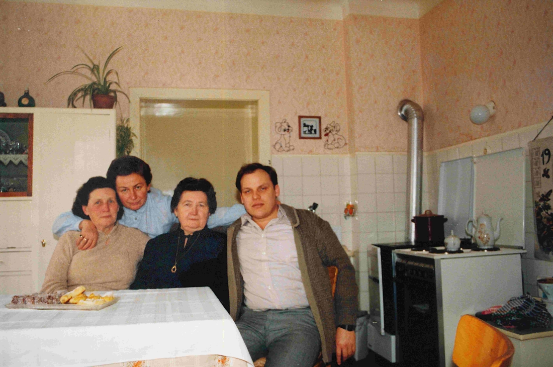 Die drei Wagner-Schwestern in der Küche von Josefine Garber