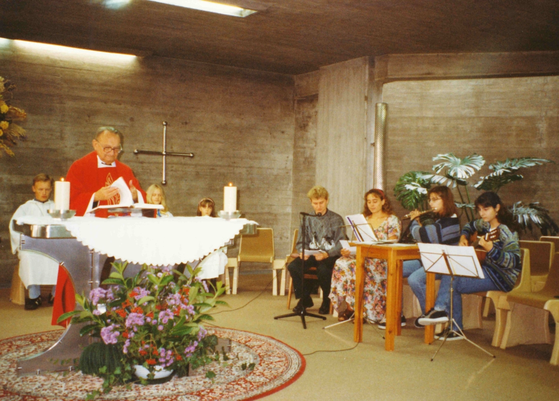Röm. kath. Pfarre: Dr. Irenaeus Galambos zelebriert eine Rhythmische Messe der ung. Gemeinde in der Unterkirche - Gaal/Kapocs/Dovas/Pöschl
