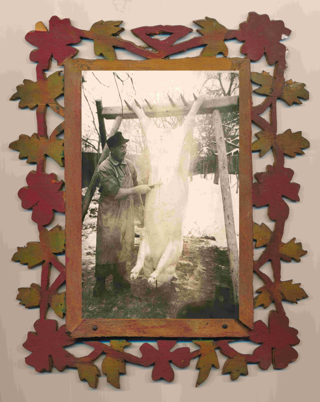 Im selbstgefertigten, verspielten Bilderrahmen: Sauabstechen durch Lajos Hegedüs (*1905/+1995) - Dornburggasse 32