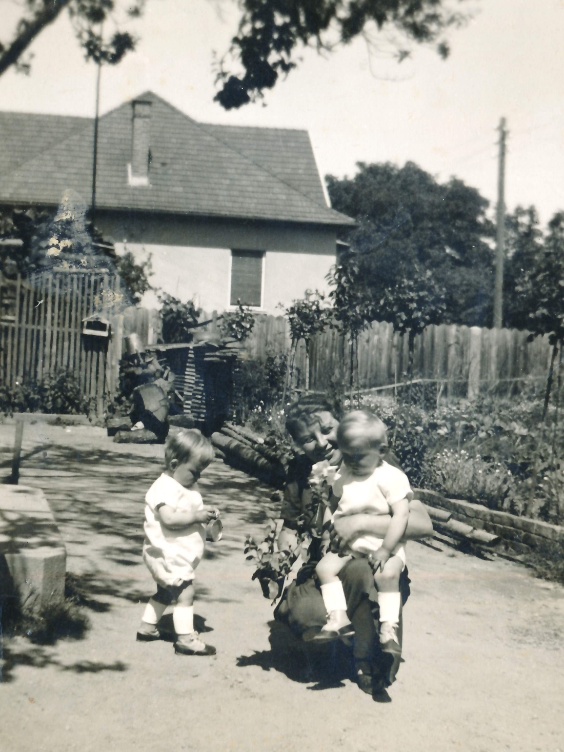 Paula Landkammer (geb. Kasper) mit Nichte Traute links und Sohn Erhard