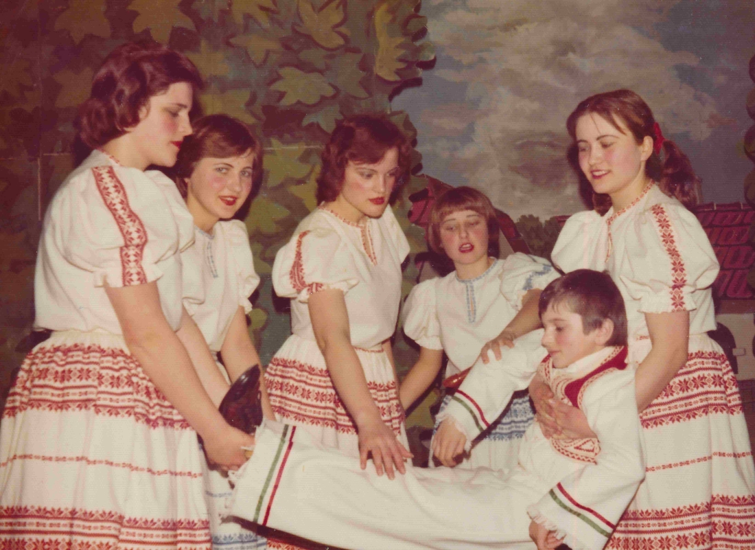 Mädchen der Ungarische Volkstanzgruppe bei einer Aufführung "A Nanai Biro Lanya" des Reformierten Lesevereins - Böcskör/Wagner/Muth/Imre/Gangoly