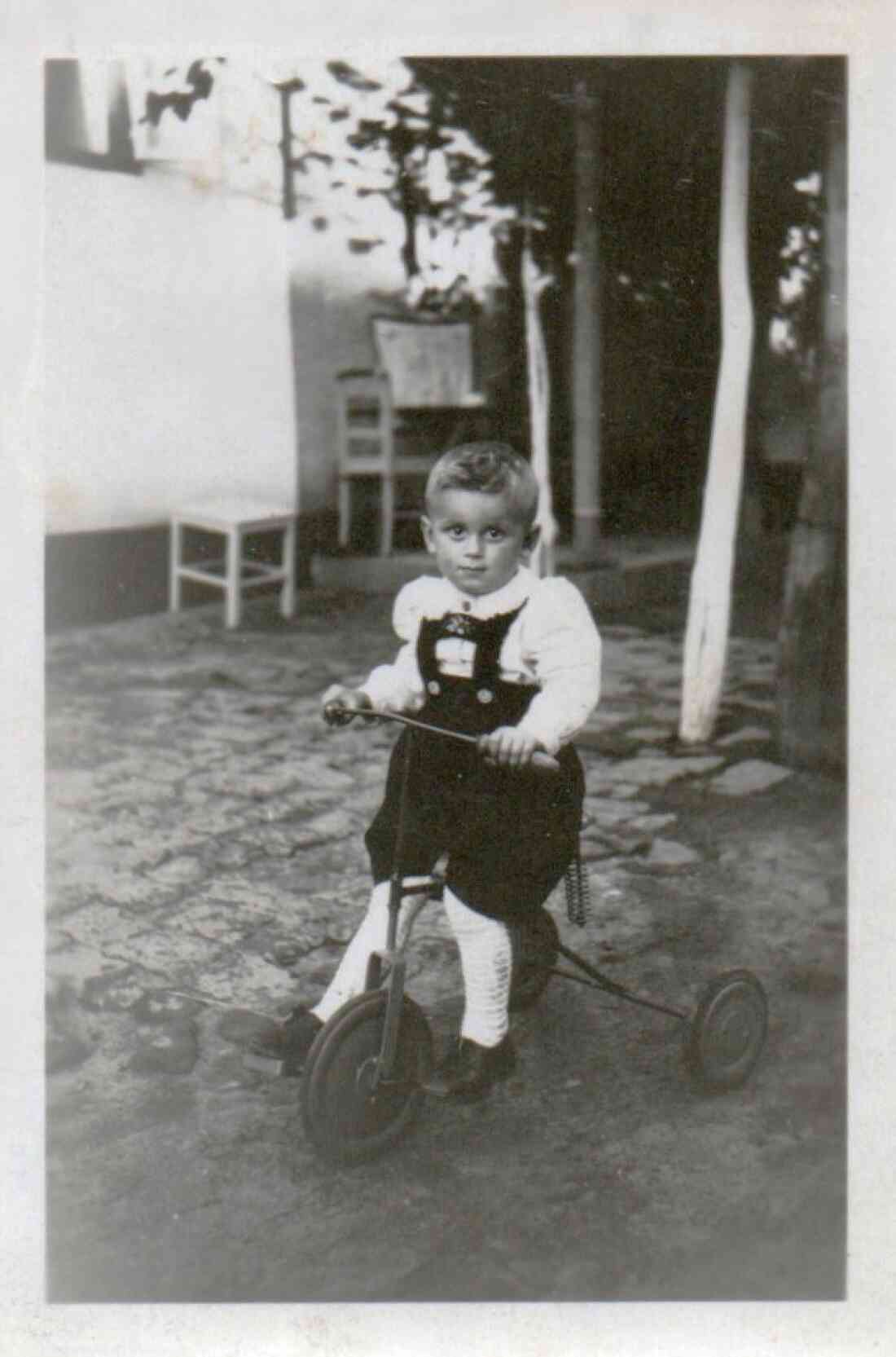 Hans Miertl (*1962) auf seinem Dreirad