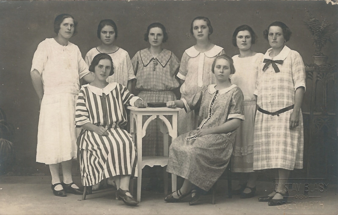 Gruppenbild einer Frauenrunde um Julianna Asboth (*1902/+1982) - Bildmitte