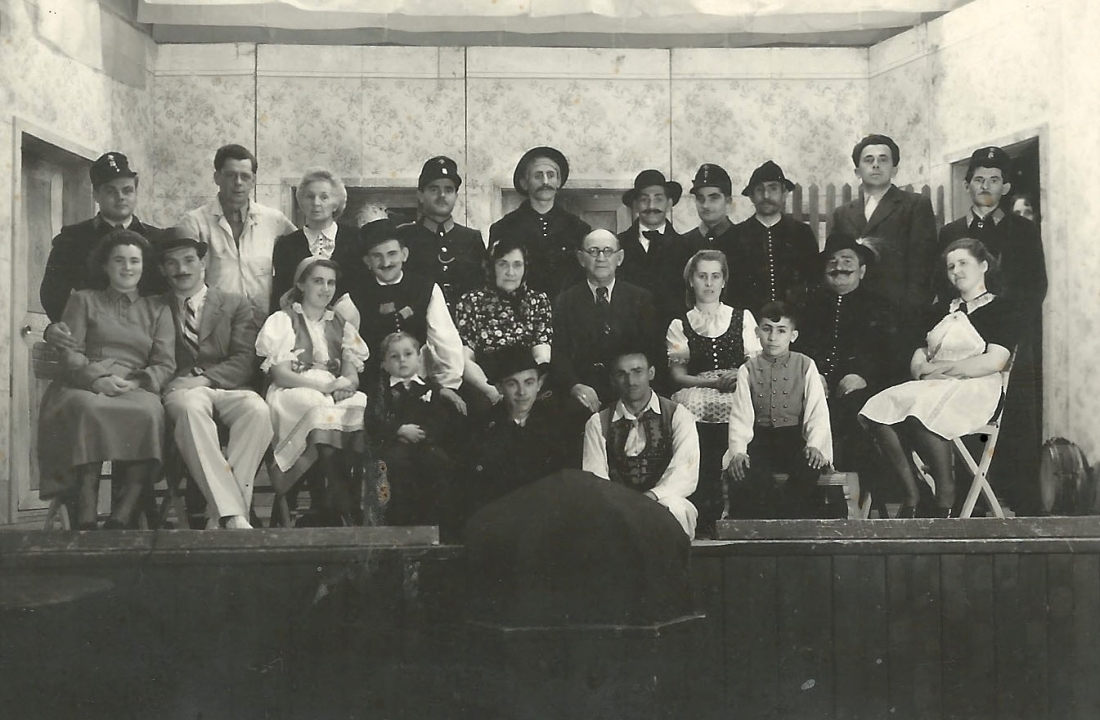 Theateraufführung einer kath. Laienspielgruppe unter der Regie von Ludwig Bendekovits im Genossenschaftssaal