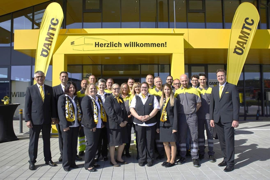 ÖAMTC: Das gesamte Team anlässlich der Eröffnung des neuen Stützpunkts - Industriestraße 41