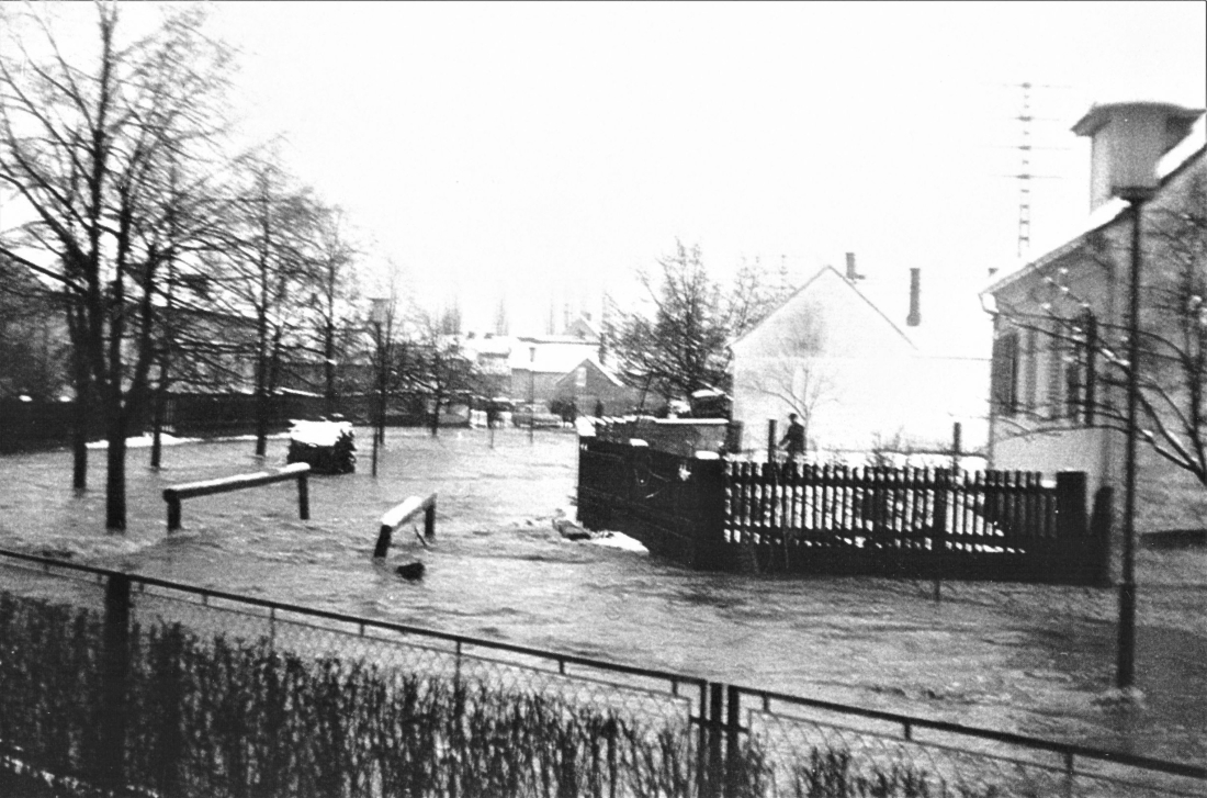 Hochwasser am Wehoferbach 1965: Blick vom Garten des Hauses Linke Bachgasse 38 gegen SO