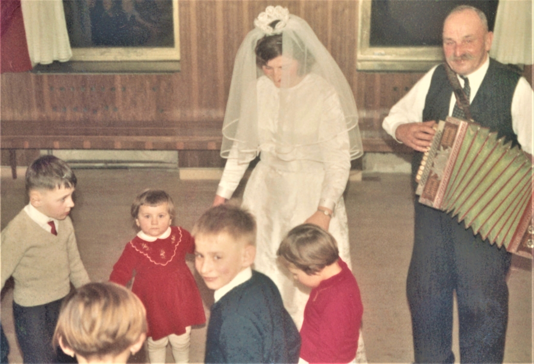 Hochzeit Isabella Baliko und Ernst Tölly am 4. Juli 1967: Kindertanz mit dem Harmonikaspieler Janos Gangoly