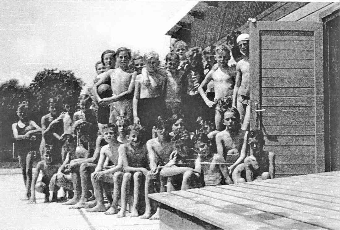 Städtisches Schwimmbad: Eine Schulklasse besucht das neue Freibad (Badgasse 6)