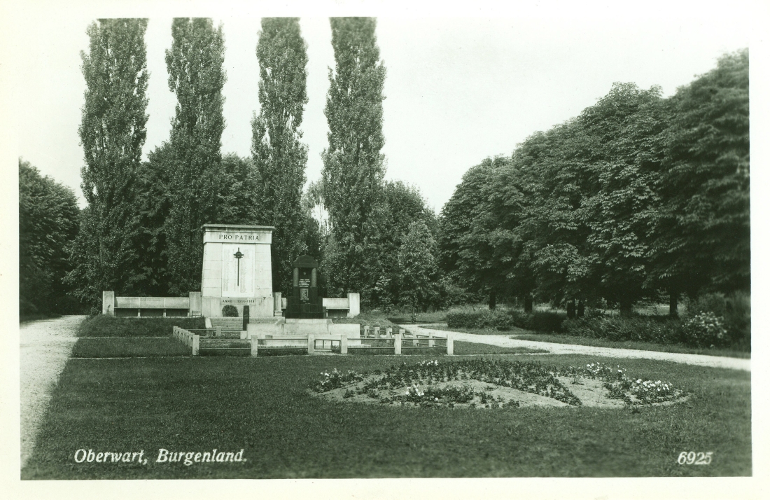 Kriegerdenkmal mit dem Grabstein für elf gefallene Soldaten der Roten Armee