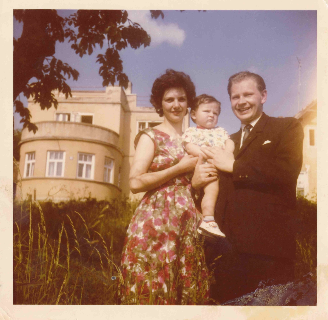 Famile Peter v. Csoknyai vor dem Haus Schlainingerstraße 13