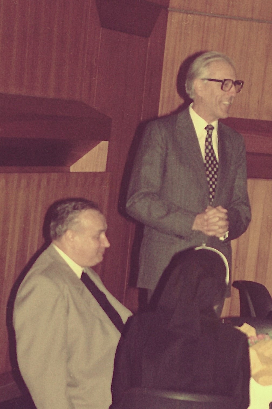 Röm. kath. Pfarre: 50. Geburtstag von Pfr. Walter Schwarz (links) - Pfarrgemeinderatsvorsitzende Dr. Mattäus Vitsich hält eine Anrede auf den Jubilar