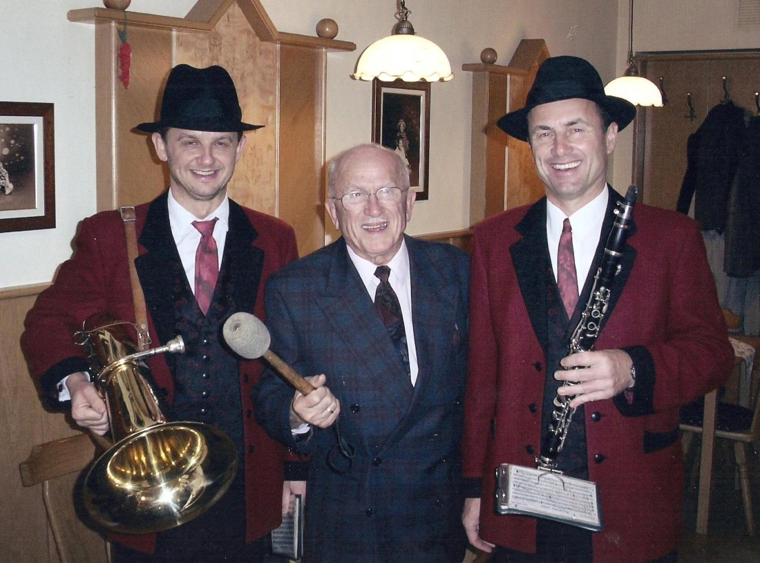 Stadtkapelle: DI Arch. Rudolf Schober mit seinen Söhnen Tillfried und Christian anlässlich der Feier zu seinem 80. Geburtstag