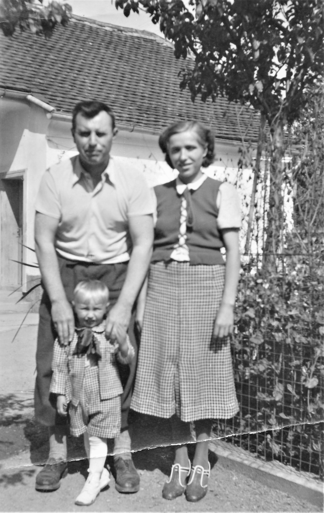 Stefan und Lidia (geb. Imre) Schermann mit Sohn Kurt im Hof - Ganghofergasse 3 / Reichlgasse 6