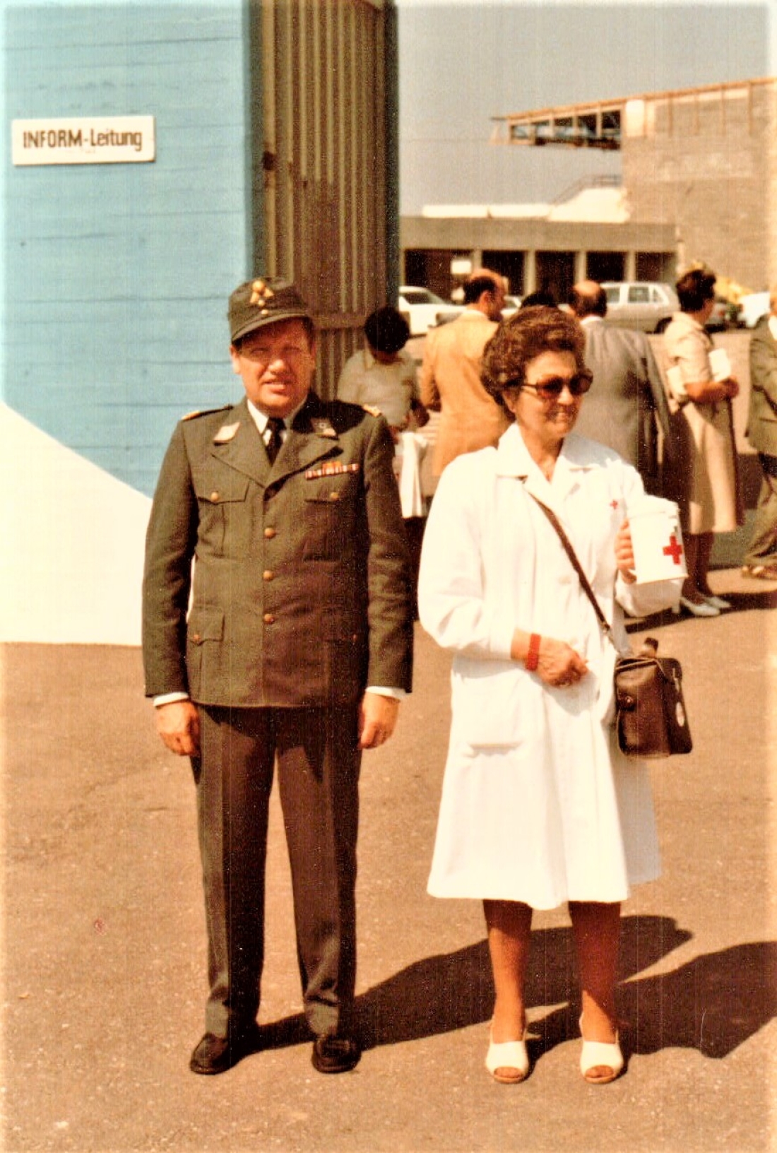 Rotes Kreuz: Kolonnenkommandanten OSR Dir. Karl Leirer und Freiwillig Elvira Musser neben dem Informeingang