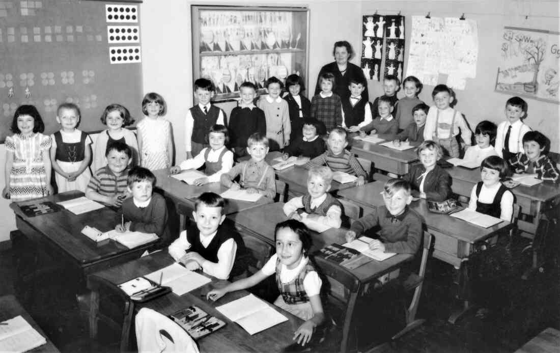 1. Klasse der Volksschule mit Vl. Maria Erdely