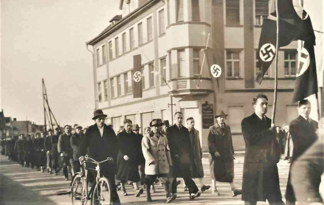 NAZIS - Feber 1938: Anmarsch auf der Höhe Wienerstraße 16 zur Kundgebung der Nationalsozialisten mit ca. 8.000 Teilnehmern am Hauptplatz  (Goger)