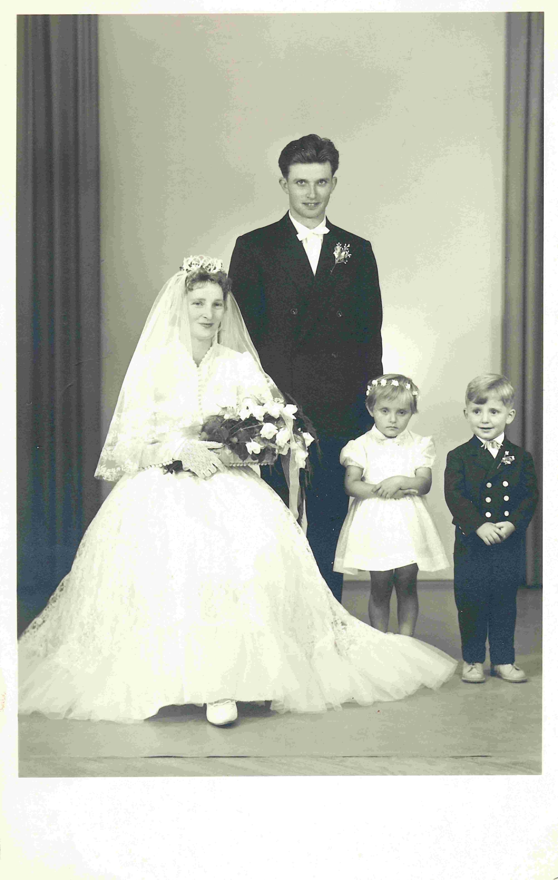 Hochzeit Erich Langer (*1934/+2010) und Elfriede Graf (*1936/+2015) mit den "Blumenkindern" E. Hicke und E. Eigenbauer