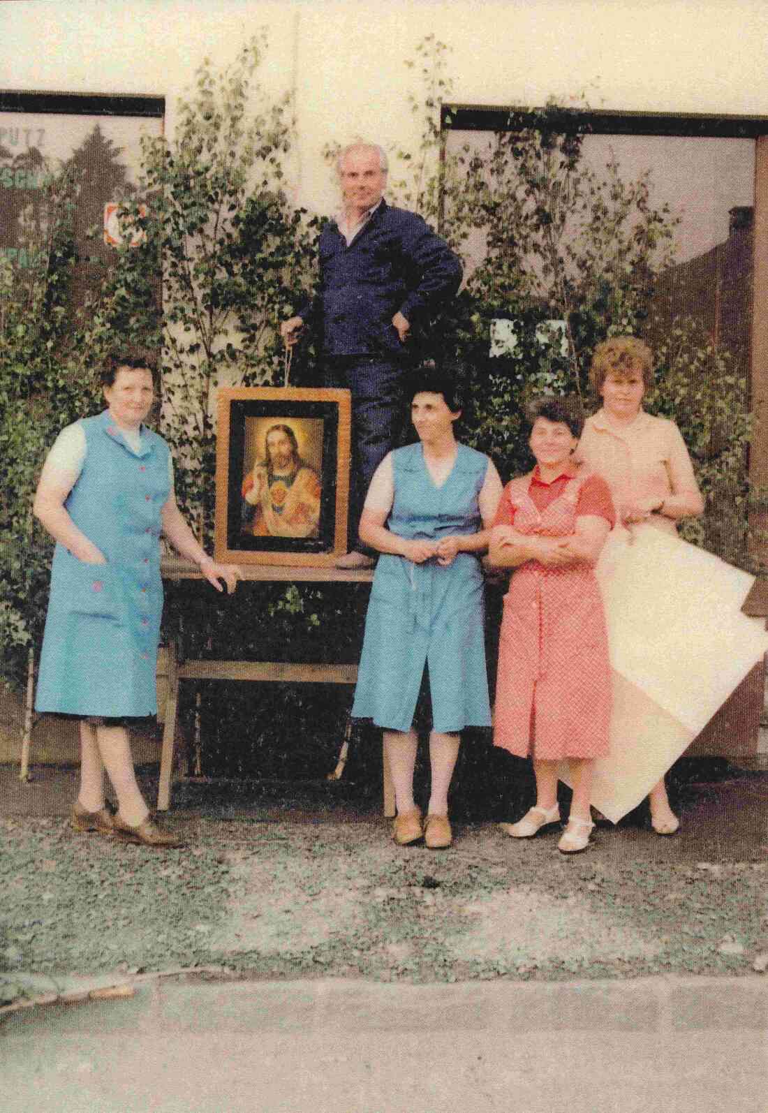 Röm. kath. Pfarre: Fronleichnamsprozession - Vorbereitung des Altars vor dem Haus Arth (Steinamangererstraße 68) - Langer/Miertl/Krutzler/Wagner/Szabo