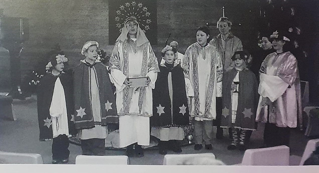 Röm. kath. Pfarre:V.l.n.r.:  Sternsingergruppe der Ungarischen Gemeinde im Jahr 2002