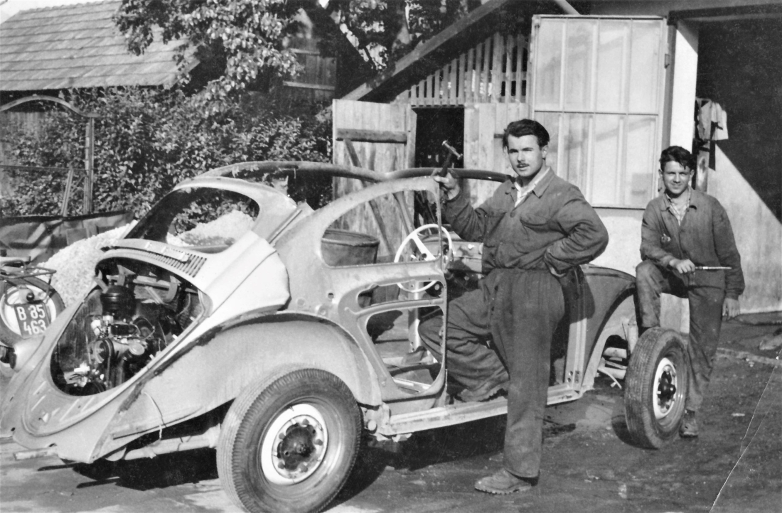 "Autobastler" gab´s schon damals: die Mechaniker Kurt Potschy links und Stefan (Pisti) Ritter rechts arbeiten an einem VW-Käfer