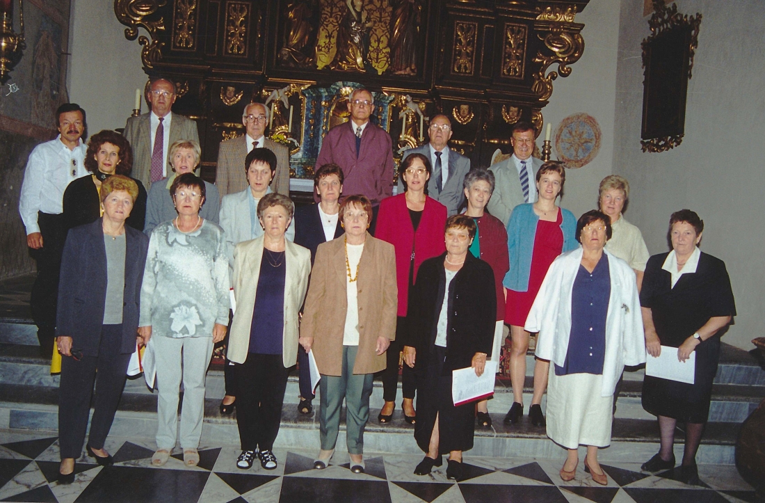 Chorausflug des röm. kath. Kirchenchors ins Steirische - vor dem Altar der Pfarrkirche St. Matthäus in Murau