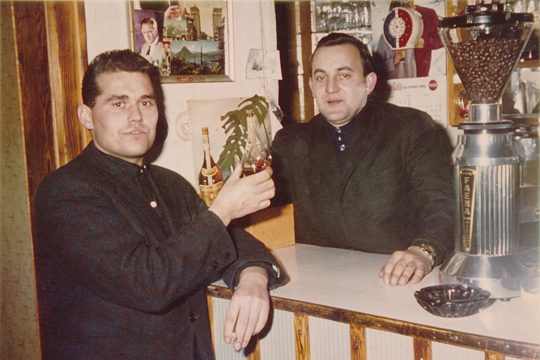 Beim "Sani" (Rummel - Eisgartl) an der Schank / Wagner