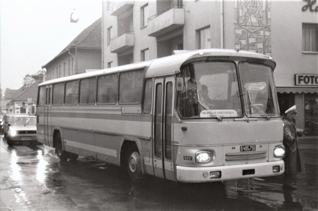 Südburg: Ein Bus der Marke Magirus Deutz im Liniendienst vor dem Haydnhof (Schulgasse 1) / Pokomandy